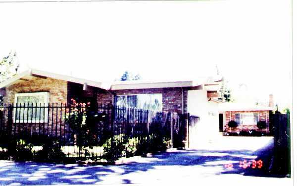 Building Photo - 402-404 W Oakwood Blvd