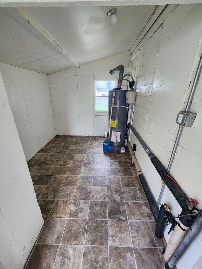 Building Photo - Pet Friendly 2 Bedroom House with a Storag...