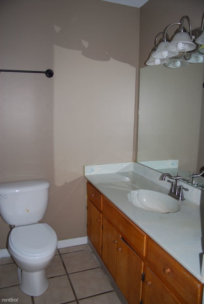 Building Photo - 2 br, 1 bath Duplex - 15724 Cook Rd Apt A