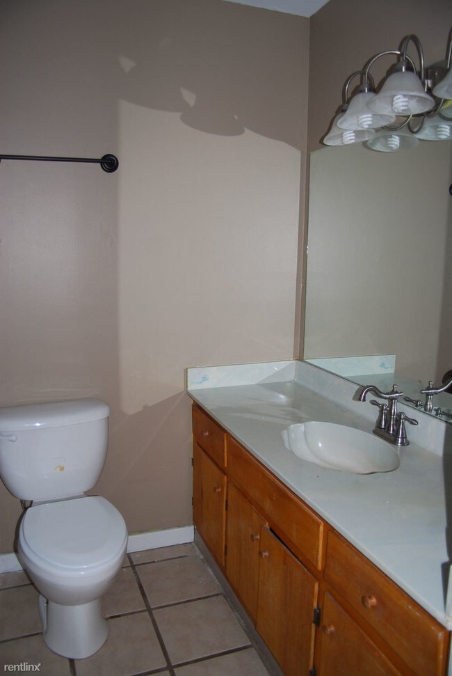 Foto del edificio - 2 br, 1 bath Duplex - 15724 Cook Rd Apt A