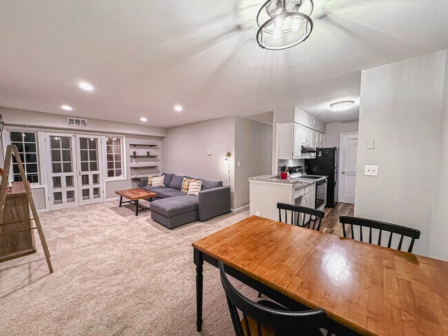 Foto del edificio - Beautiful Fully Furnished 2 Bed 1 Bath Condo With A Balcony In Desired Cardinal Forest