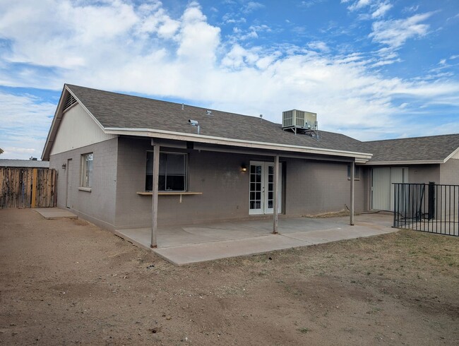 Building Photo - 4 BEDROOM, POOL, FAMILY ROOM, GARAGE