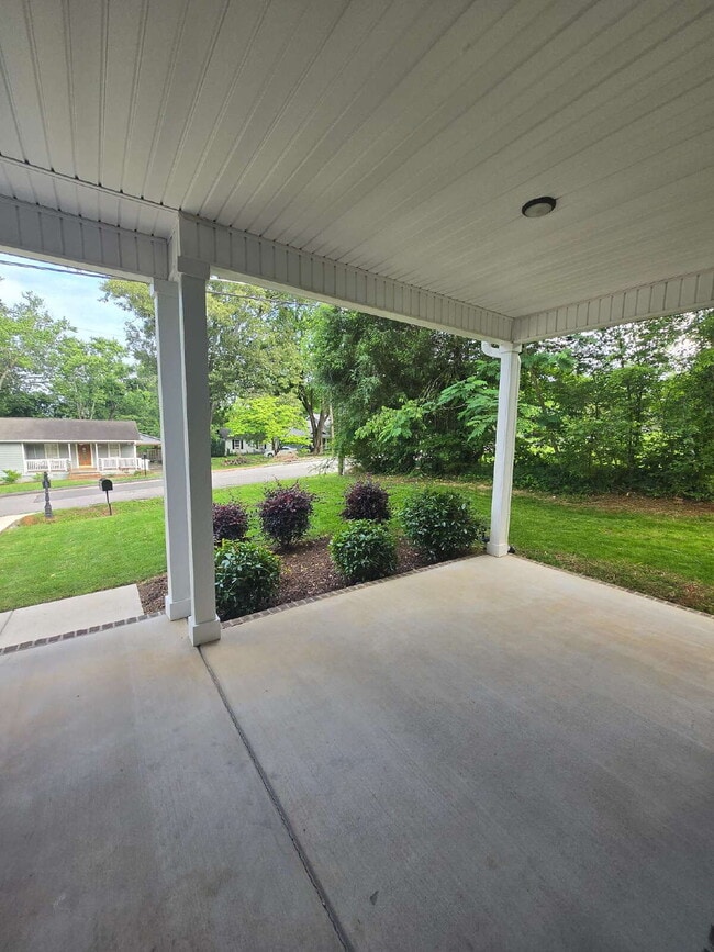 Building Photo - Charming 3-Bedroom Retreat Near Hamilton Place