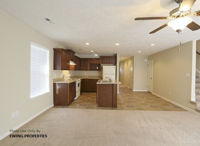 Building Photo - 213 Dove Ln