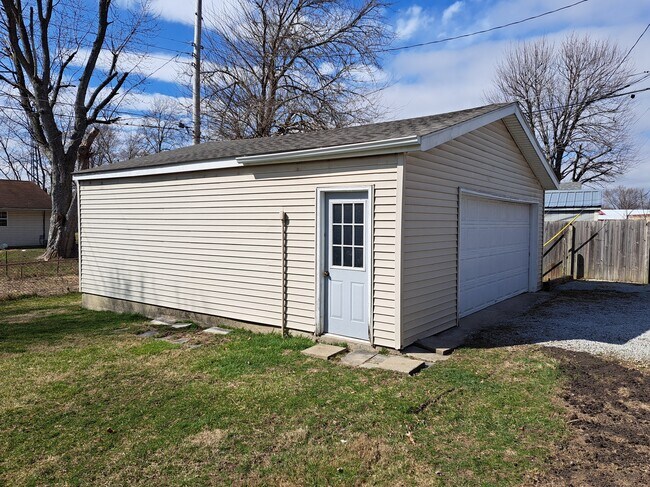 Garage - 5605 Treaty Ln
