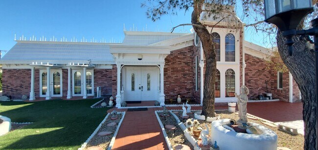 Building Photo - 1810 Carriage Ln