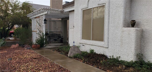 Building Photo - 831 Bergamont Dr