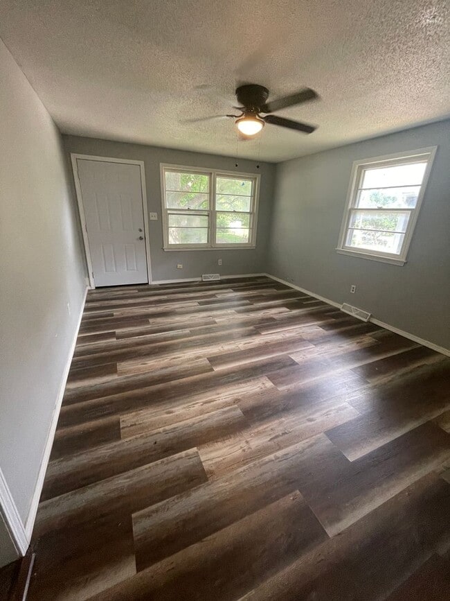 Foto del edificio - 3 Bed 2 Bath Carport. Available 12-31-2025