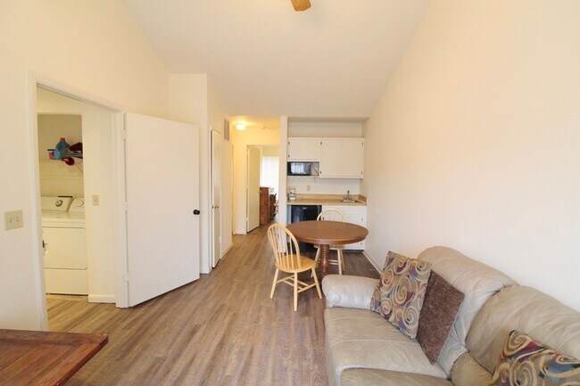Building Photo - 1466 Bradley Dr