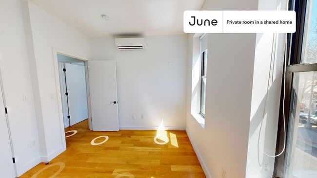 Building Photo - Private bedroom in 5 bed/3 bath Home