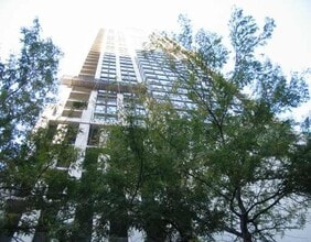 Building Photo - 1122 N Clark St