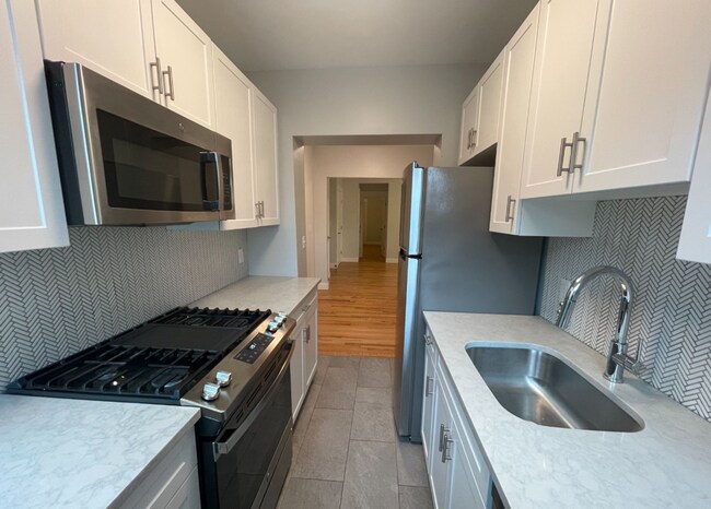 Building Photo - Avl 9/1 Renovated 1BR plus office w/heat i...