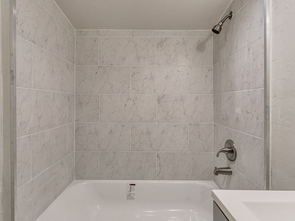 Newly renovated efficancy with fenced yard. - Newly renovated efficancy with fenced yard.