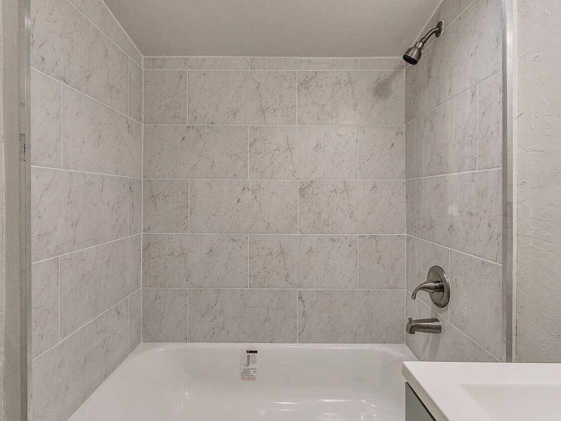 Foto principal - Newly renovated efficancy with fenced yard.