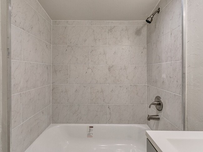 Newly renovated efficancy with fenced yard. - Newly renovated efficancy with fenced yard. House