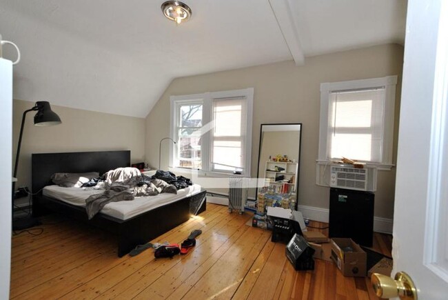 Foto del edificio - Massive Sigle-Family House in Allston. Fre...