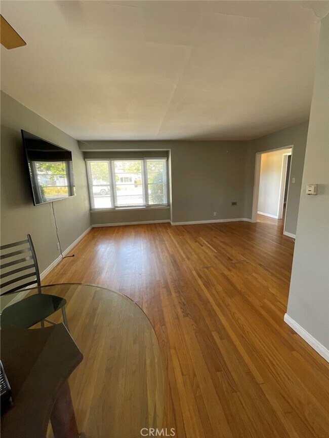 House Frontroom - 2939 Kelton Ave