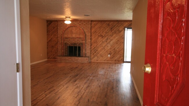Foto del edificio - Newly Re-Modeled 3 Bedroom 2 Bath Home nea...
