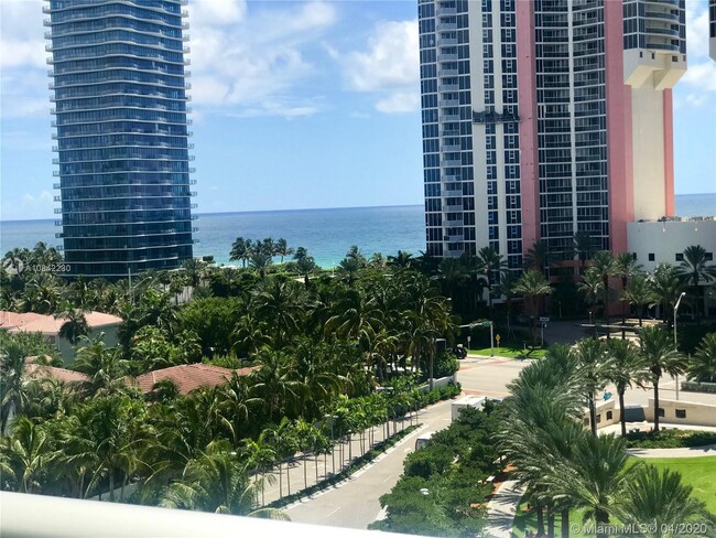 Foto del edificio - 19370 Collins Ave