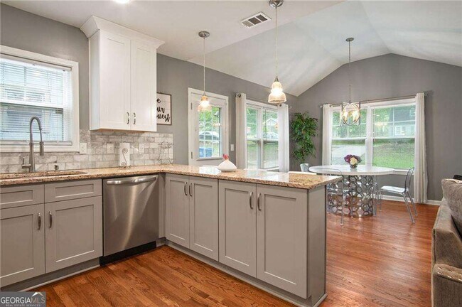 Building Photo - 1547 Willowbrook Dr SW