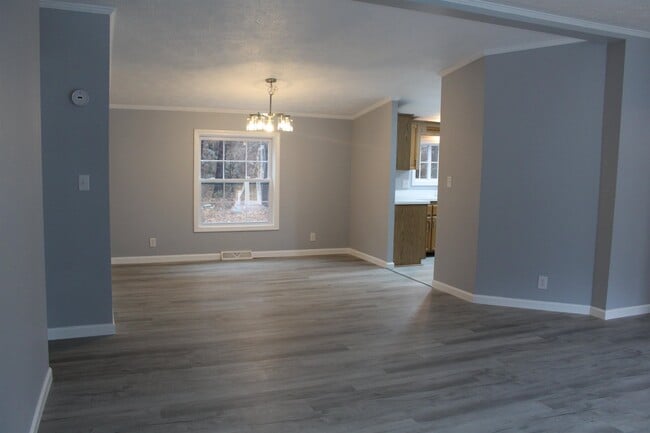 Building Photo - 6 Laura Ln