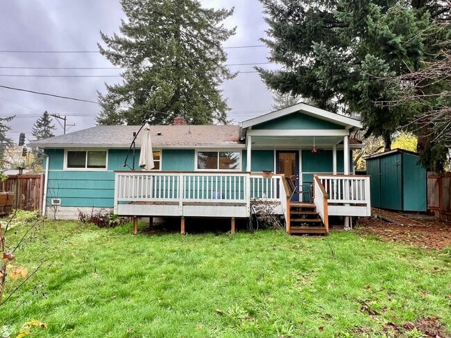 Building Photo - Haller Lake Home