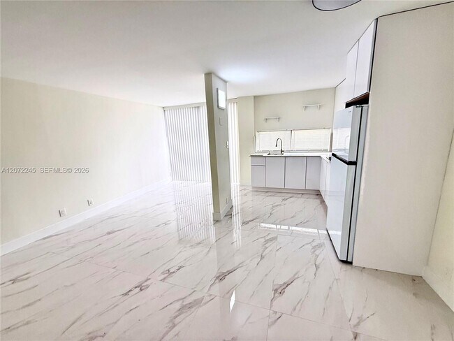 Foto del edificio - 16909 N Bay Rd