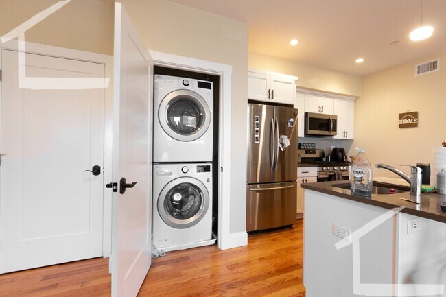 Foto del edificio - NO FEE!   NICE, RENOVATED BRIGHTON 3 BED/2 BATH FOR 9/1