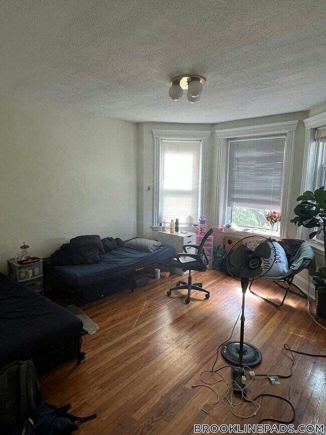 Building Photo - 364 Riverway