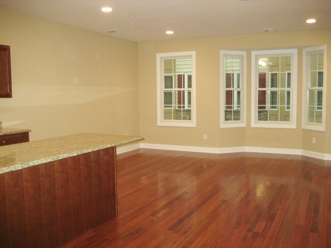 Foto del edificio - 330 Maple Ave