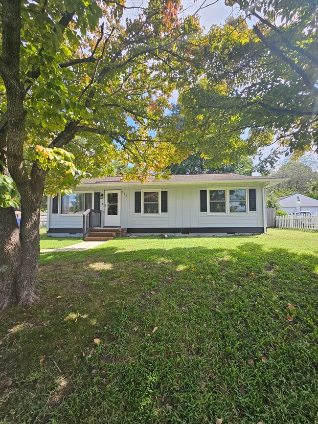 Building Photo - 913 Serf Ct