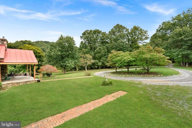 Foto del edificio - 422 Duke Ln