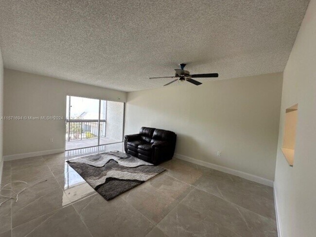 Foto del edificio - 721 N Pine Island Rd
