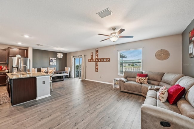 Foto del edificio - 15461 Broad Brush Dr