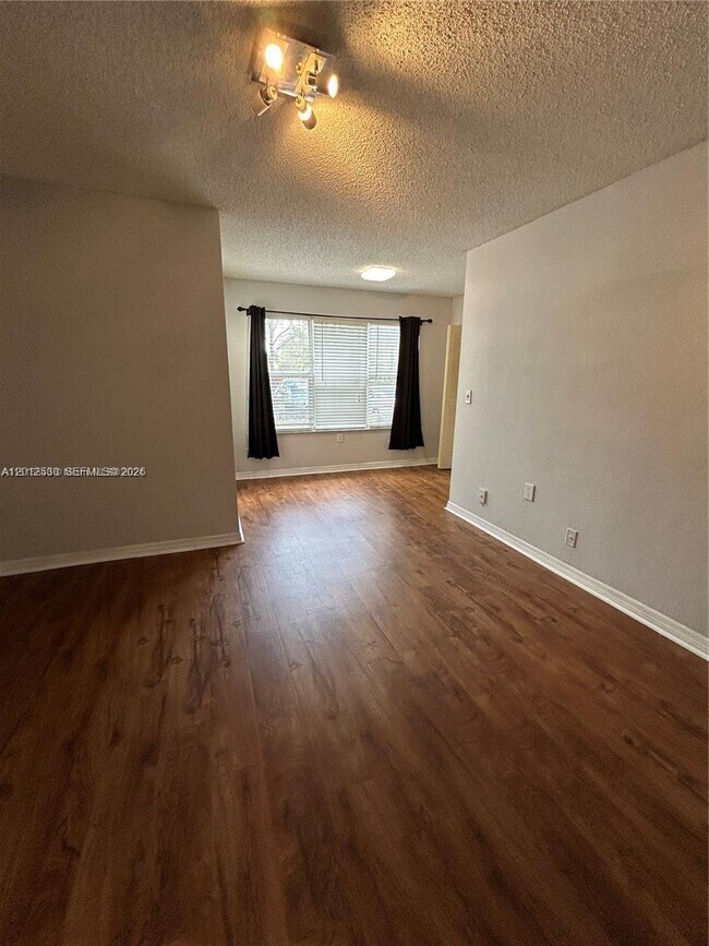 Building Photo - 701 Vista Isles Dr