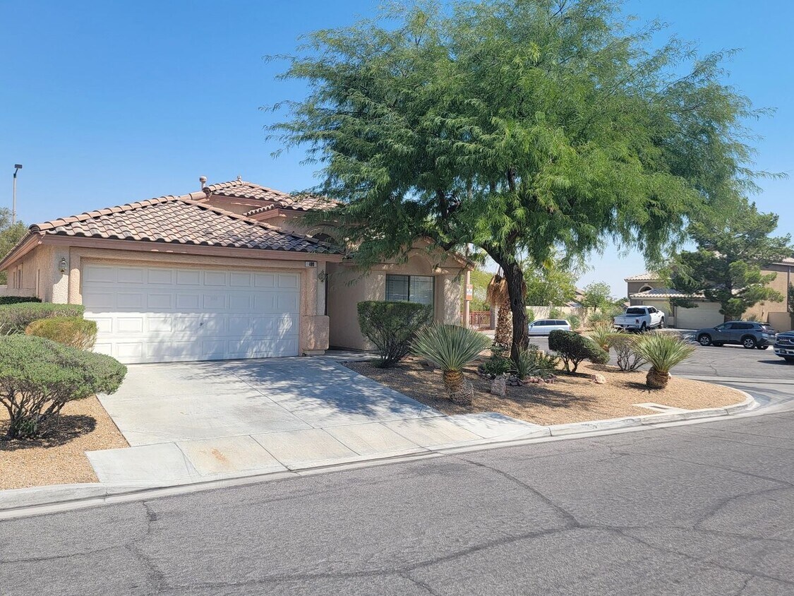 Primary Photo - BEAUTIFUL 3 BDRM, 2 BATH ON LARGE CORNER L...
