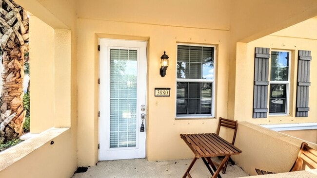 Building Photo - Seasonal/short term/annual  3/3 spacious townhouse with water view off University PKWY
