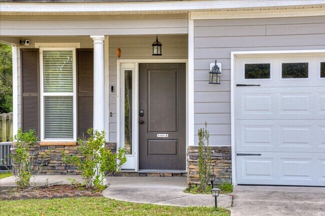 Building Photo - 4 bed, 2.5 bath home on corner lot with 2 car garage and fenced in back yard