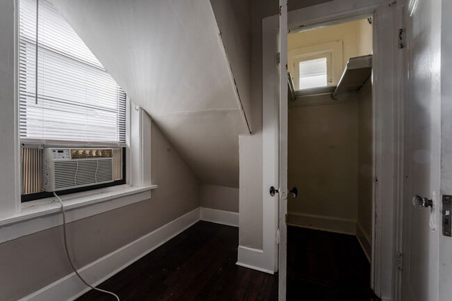 Building Photo - 2031 W Moffat St