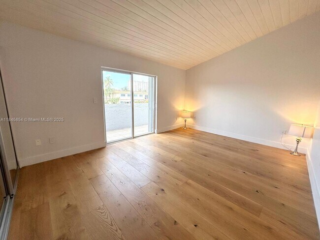 Foto del edificio - 3811 NE 166th St