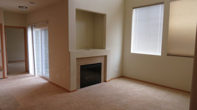 Foto del edificio - 2025 Garry Oaks Avenue Unit C