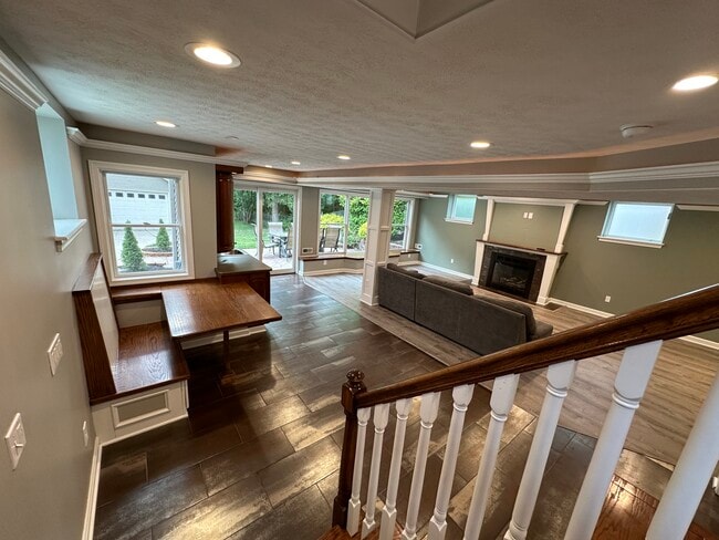 Building Photo - 5990 Edgehill Dr