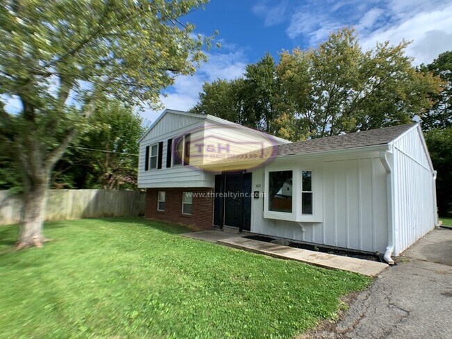 Building Photo - Lovely Tri-Level in Warren Township!