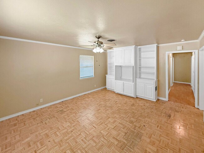 Foto del edificio - Charming 3-Bedroom Home with Bonus Room in...