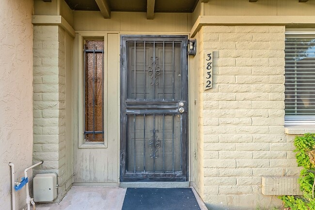 Building Photo - Charming 3 bedroom townhome near everything!