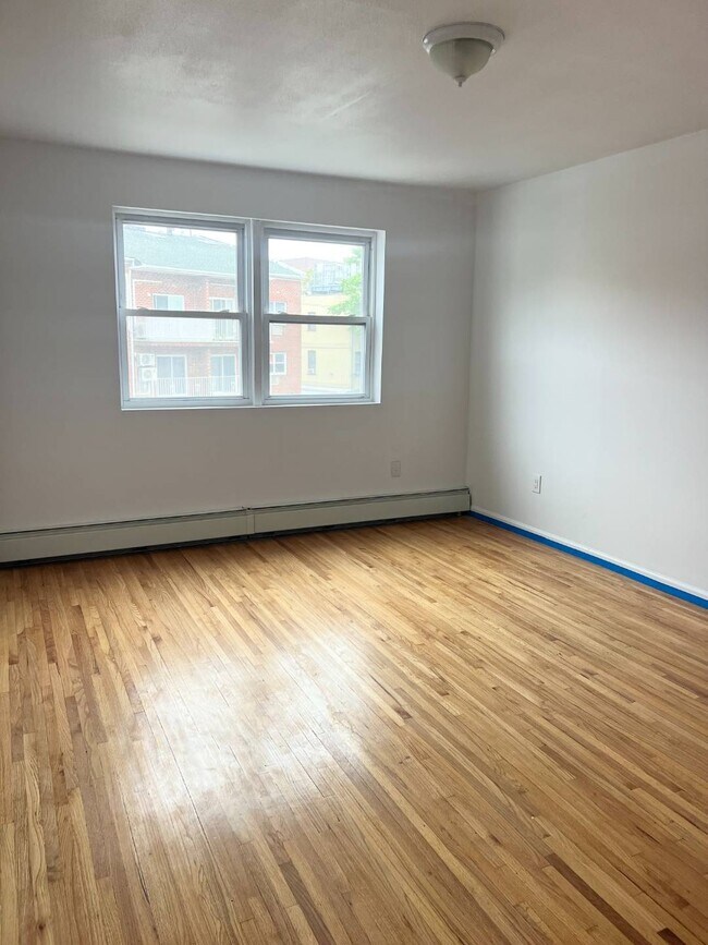 Building Photo - 2562 W 17th St
