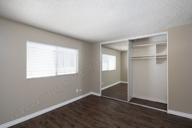 Building Photo - The Beach is Calling Your Name! 1br in Pac...