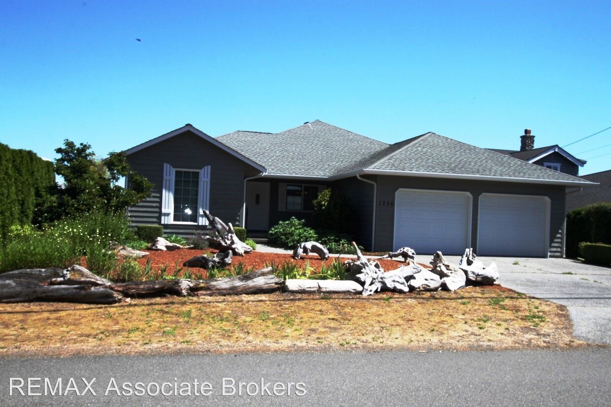Primary Photo - 1289 Beach Dr