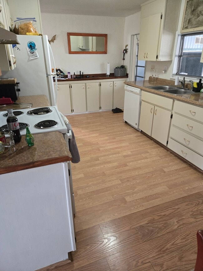 Kitchen - 1204 Crest Ct