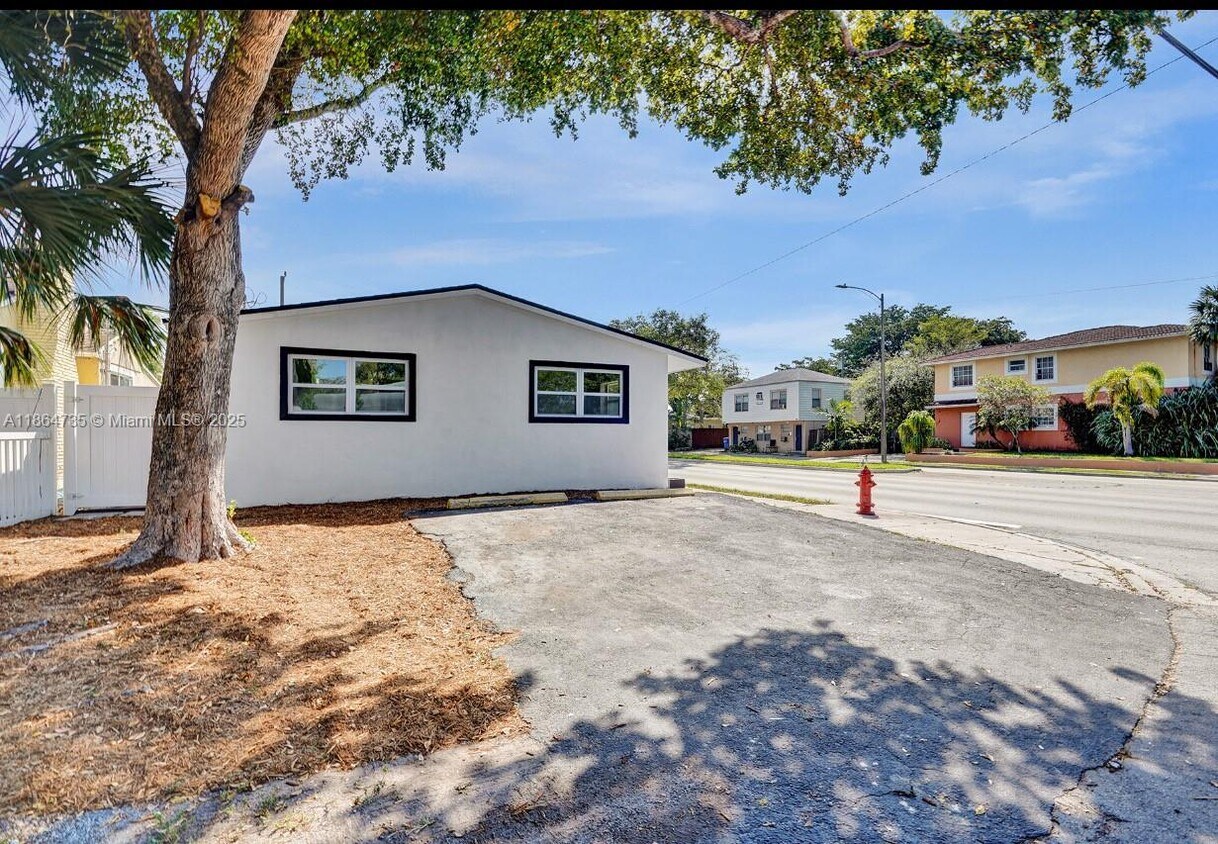 Primary Photo - 1300 NE 2nd Ave